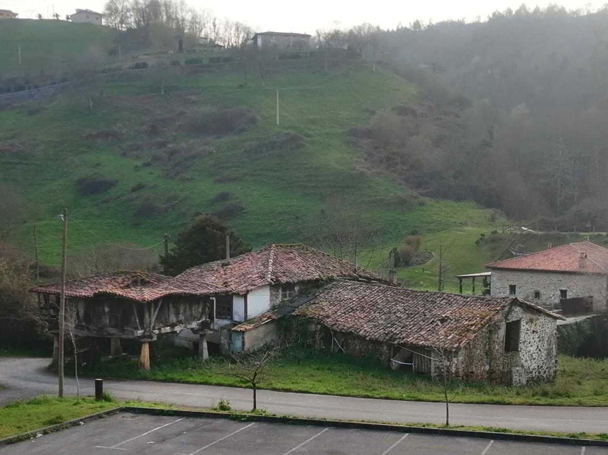 El conjunto de panera, cuadra y vivienda que los vecinos de Cabranes quieren salvar. 