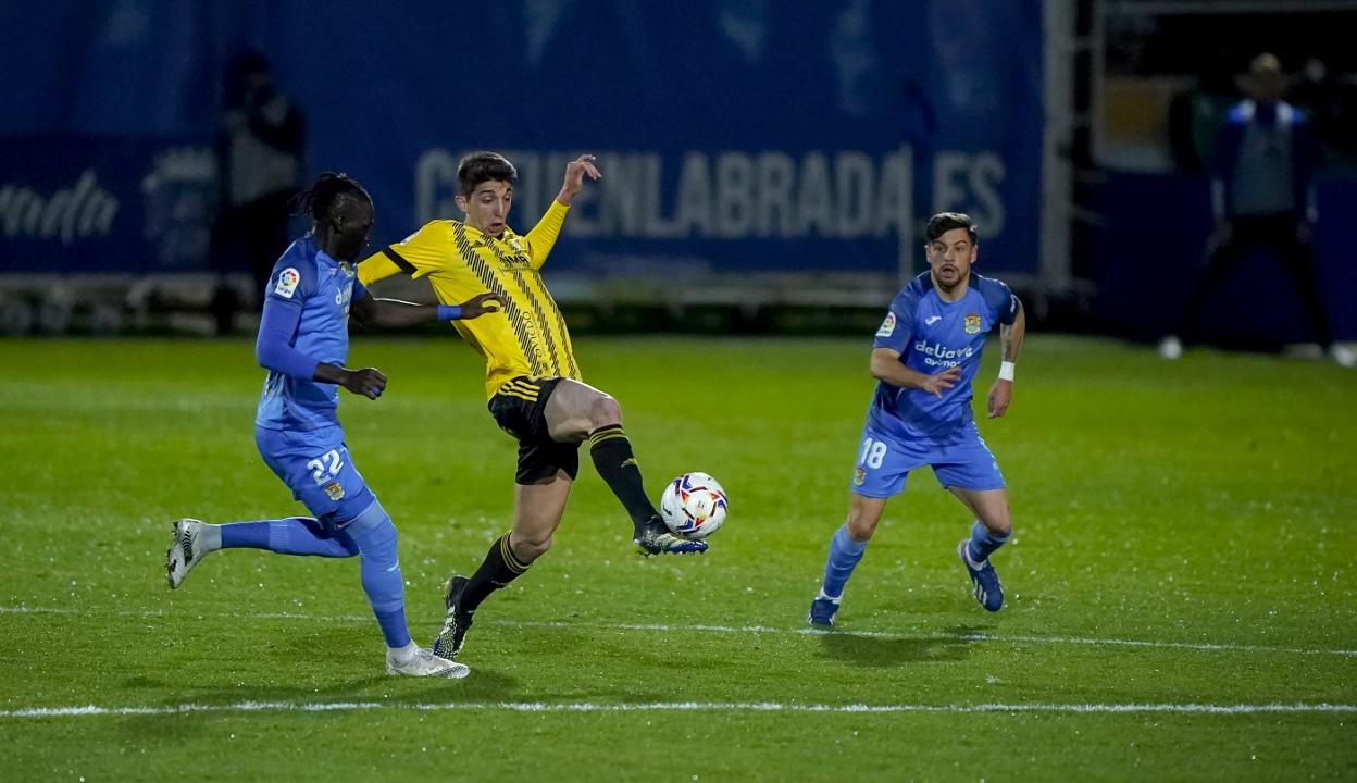 Édgar intenta llevarse un balón en el duelo disputado ante el Fuenlabrada.