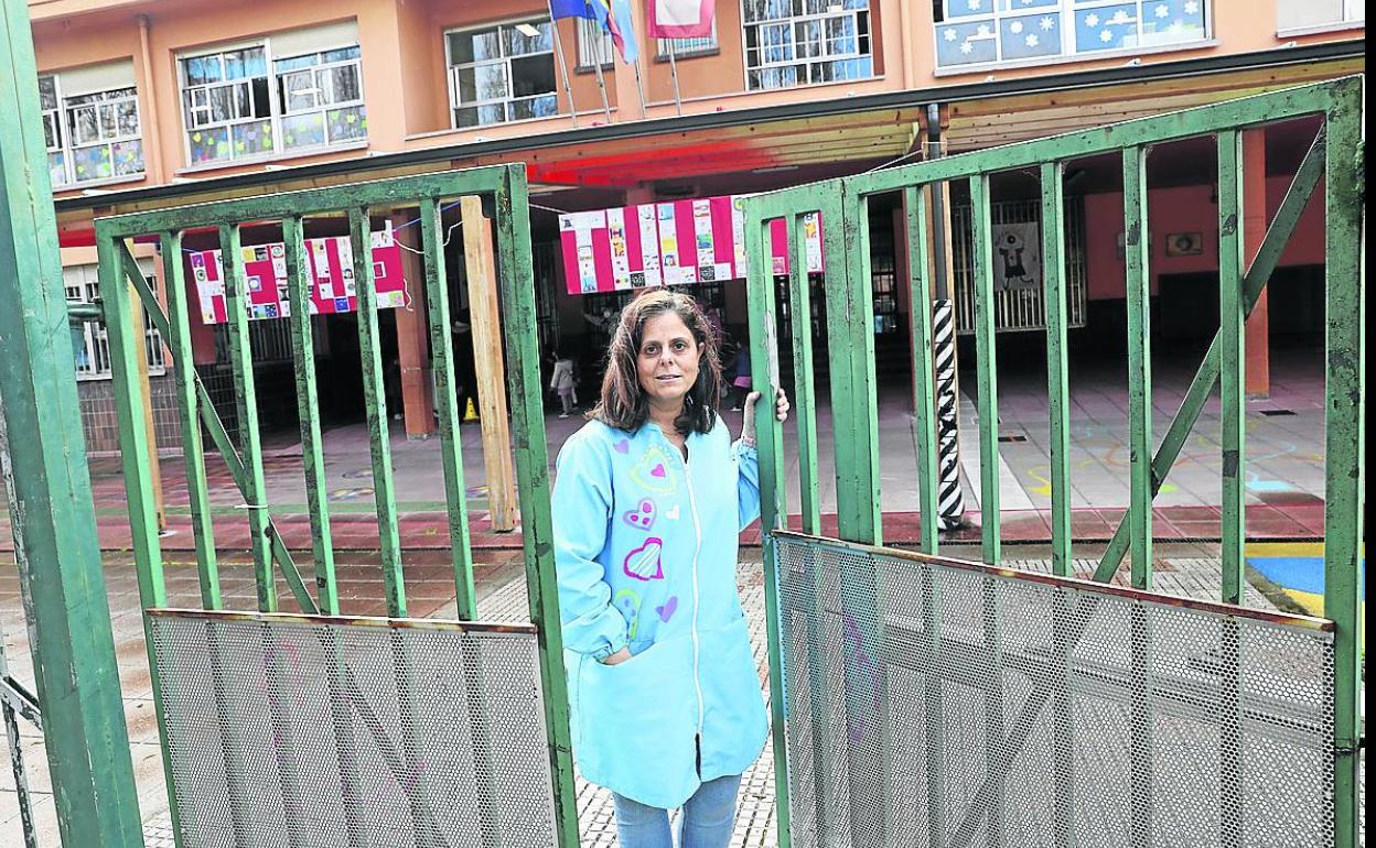 Marta Valle, de la Escuela de Educación Infantil Gloria Fuertes de Gijón, en la entrada