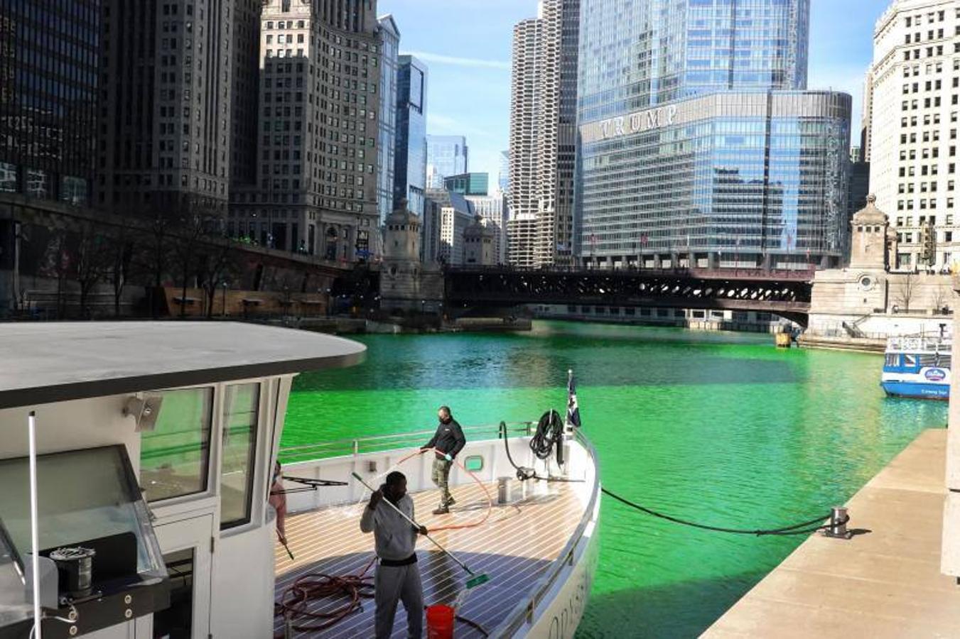 El río Chicago fluye a través de la ciudad de Chicago, atravesando el centro de la misma