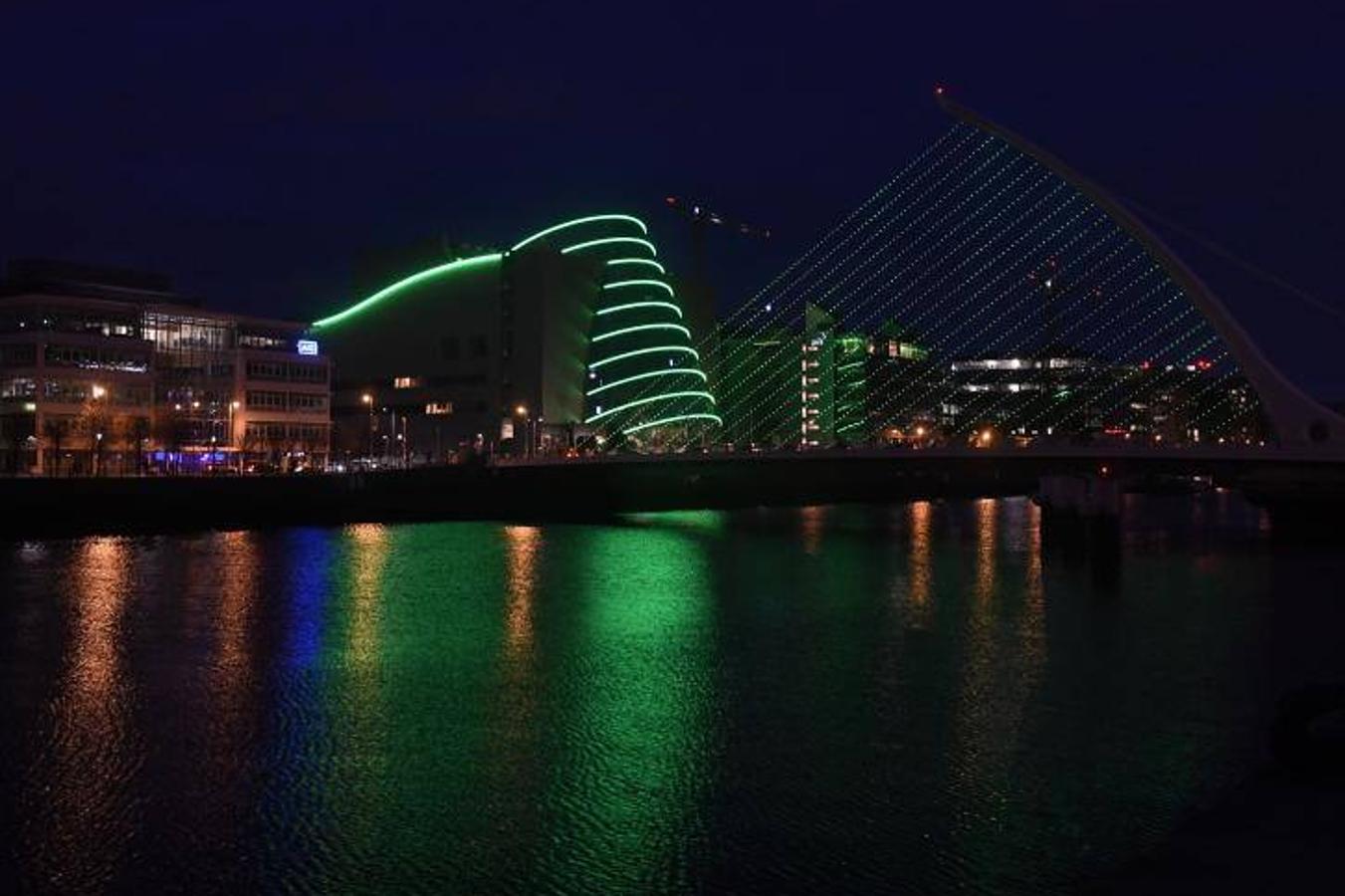 El puente Samuel Beckett es un puente atirantado diseñado por Santiago Calatrava y ubicado en Dublín, Irlanda​.