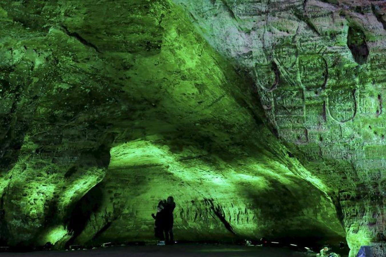 Cueva de Gutmanis, en la orilla del río Gauja en el Parque Nacional de Siguida, en Letonia. Es la cueva más profunda de los países bálticos