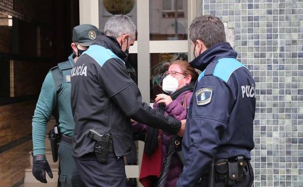 Galería. La cuidadora del matrimonio, Blanca Benalcázar, muy afectada por la tragedia, a la entrada del inmueble.