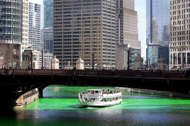 Chicago decidió este año suspender, a causa de la pandemia, una tradición en San Patricio: teñir el río de verde. Sin embargo, por sorpresa y sin que nadie lo esperara, el Ayuntamiento llevó a cabo la acción durante el fin de semana, evitando de este modo las aglomeraciones y permitiendo a los ciudadanos disfrutar del espectáculo de color. 