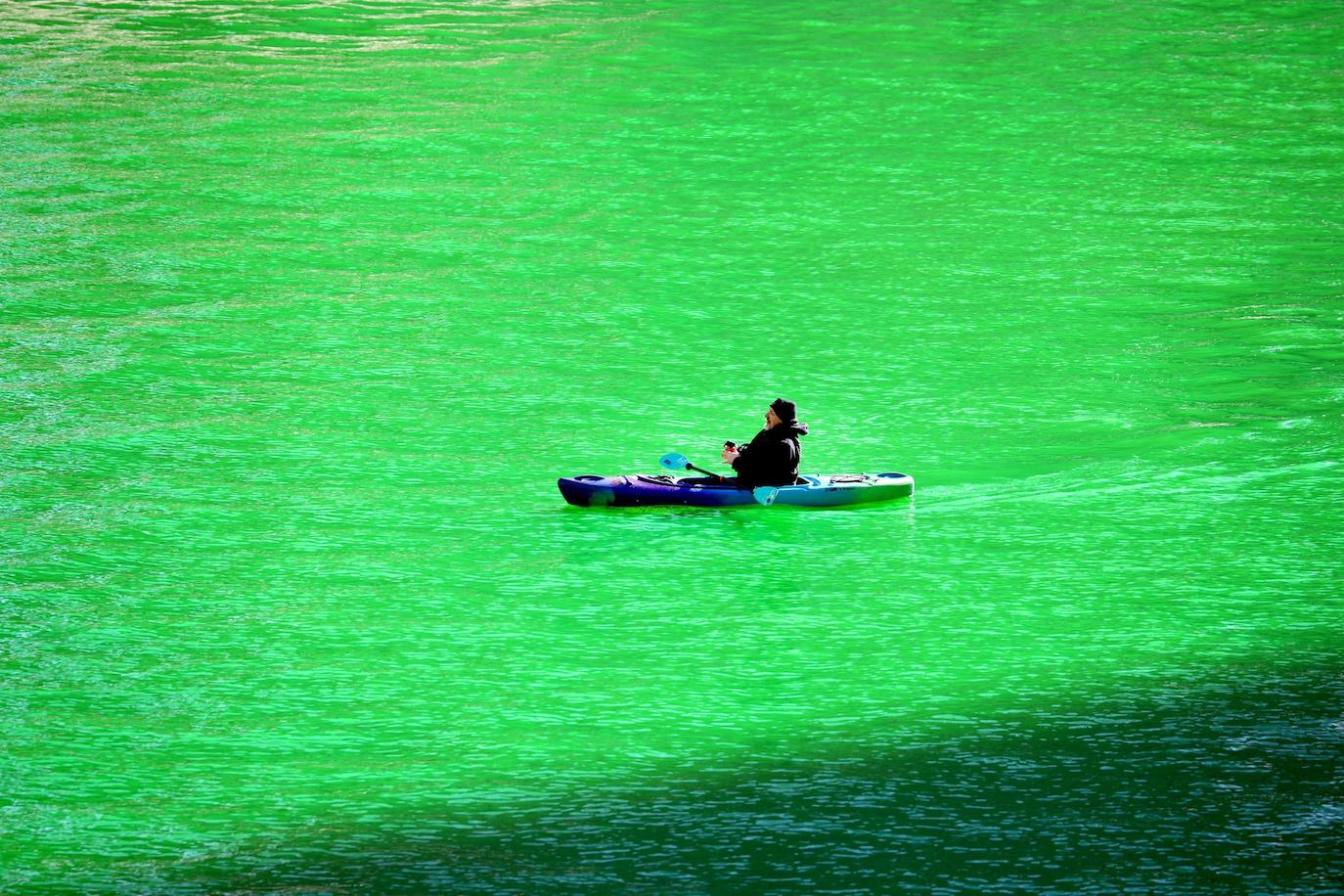 Chicago decidió este año suspender, a causa de la pandemia, una tradición en San Patricio: teñir el río de verde. Sin embargo, por sorpresa y sin que nadie lo esperara, el Ayuntamiento llevó a cabo la acción durante el fin de semana, evitando de este modo las aglomeraciones y permitiendo a los ciudadanos disfrutar del espectáculo de color. 