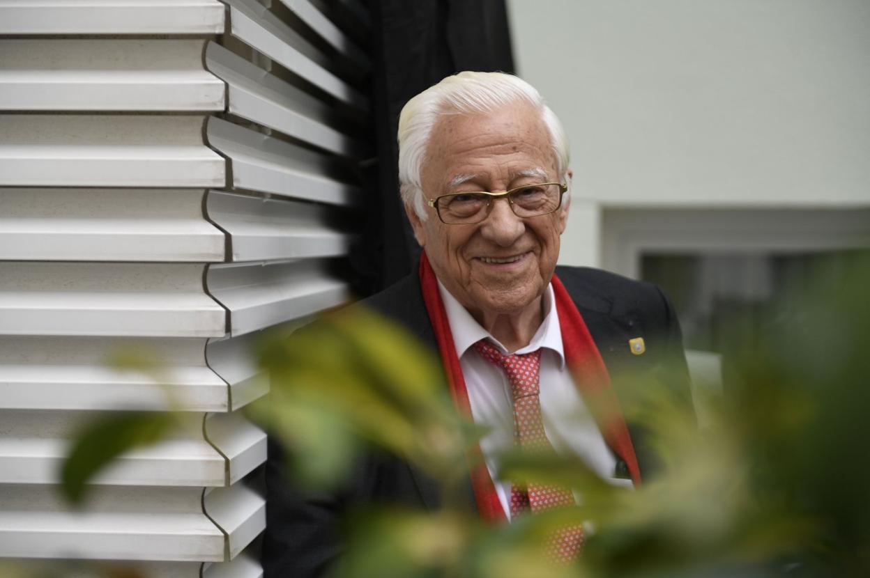 El padre Ángel, con su característica bufanda roja. 