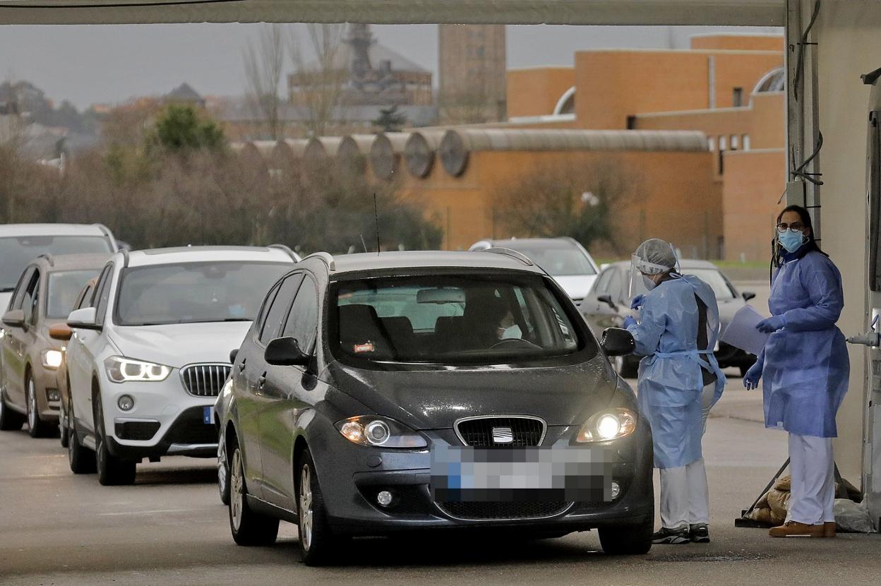 Colas para la realización de una PCR en el Autocovid instalado en Marina Civil en Gijón el pasado mes de enero. 