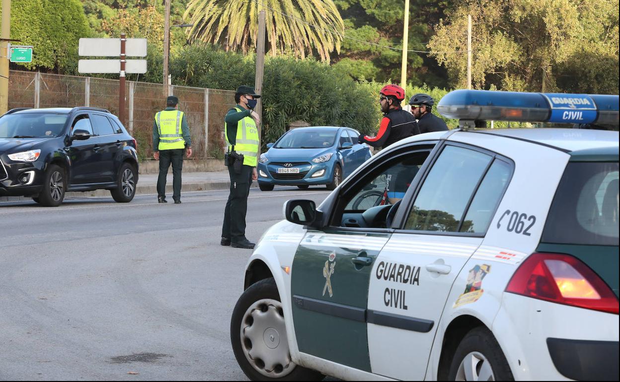 Controles de la Guardia Civil en octubre pasado en Avilés por los cierres perimetrales.