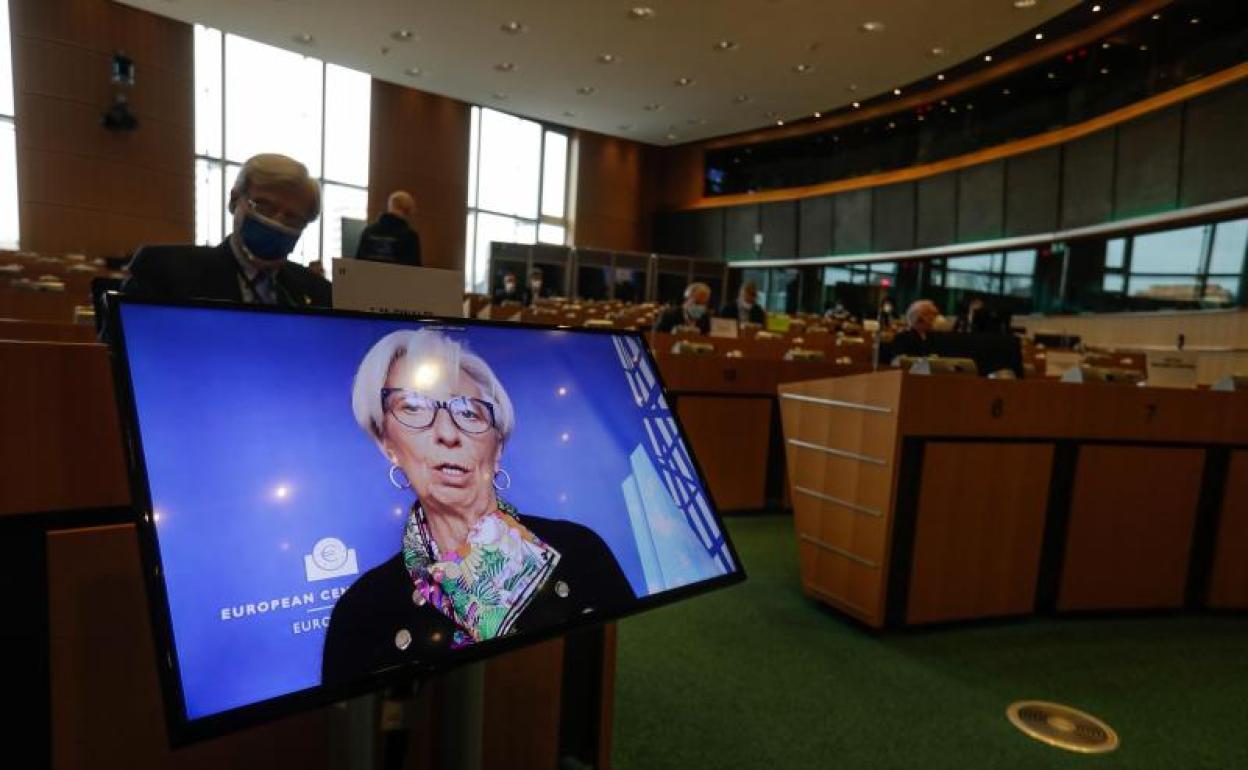 Lagarde se dirige por videoconferencia al Comité Económico del Parlamento Europeo. 