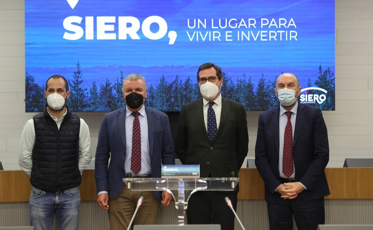 Ángel García, alcalde de Siero; Belarmino Feito; presidente de FADE, presidente de la CEOE, y el vicepresidente del Principado de Asturias, Juan Cofiño.