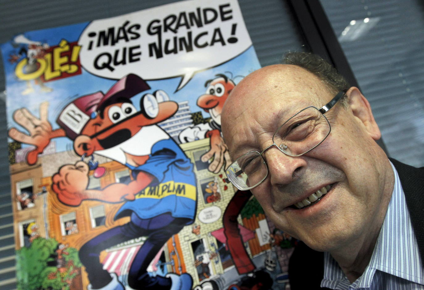 Una imagen de archivo de Francisco Ibáñez junto a sus divertidos personajes Mortadelo y Filemón