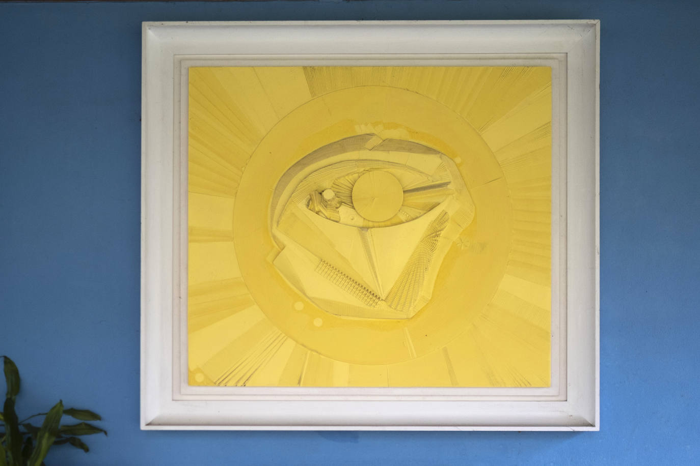En un bosque. La vivienda de este artista visual y profesor de dibujo se integra en una carbayera de la que se disfruta a través de ventanales, porches abiertos y galerías