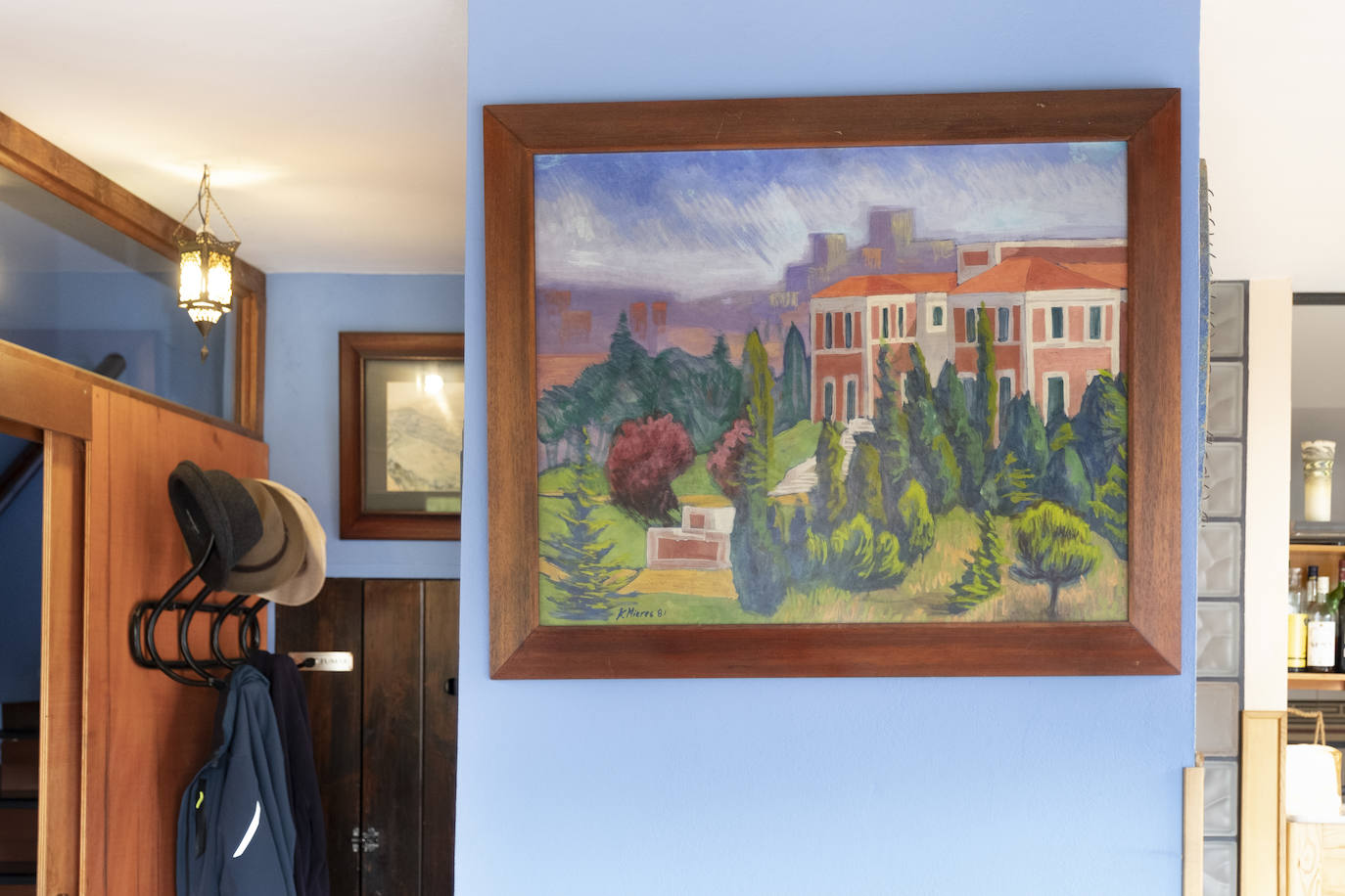 En un bosque. La vivienda de este artista visual y profesor de dibujo se integra en una carbayera de la que se disfruta a través de ventanales, porches abiertos y galerías