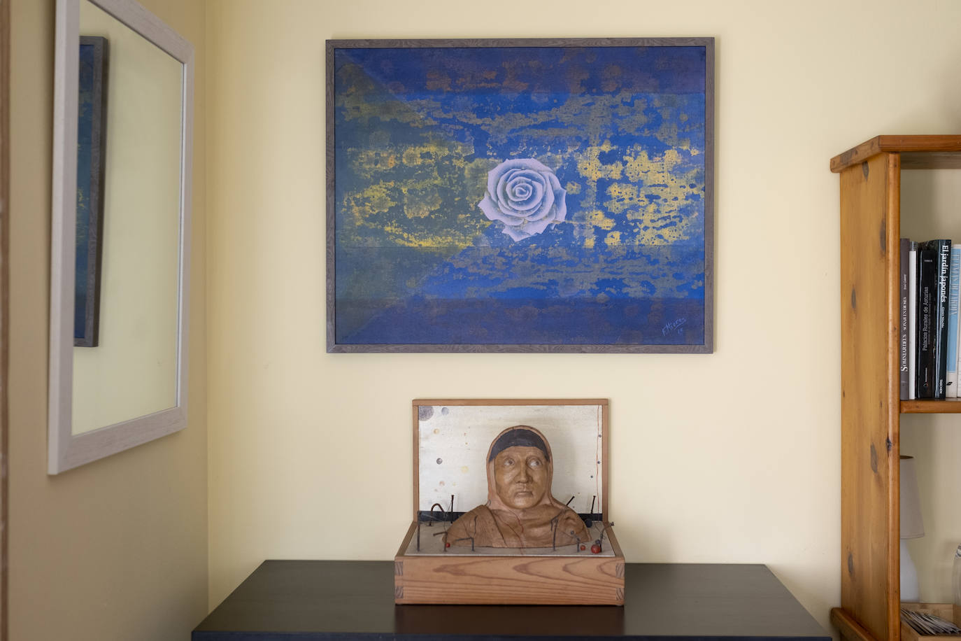 En un bosque. La vivienda de este artista visual y profesor de dibujo se integra en una carbayera de la que se disfruta a través de ventanales, porches abiertos y galerías