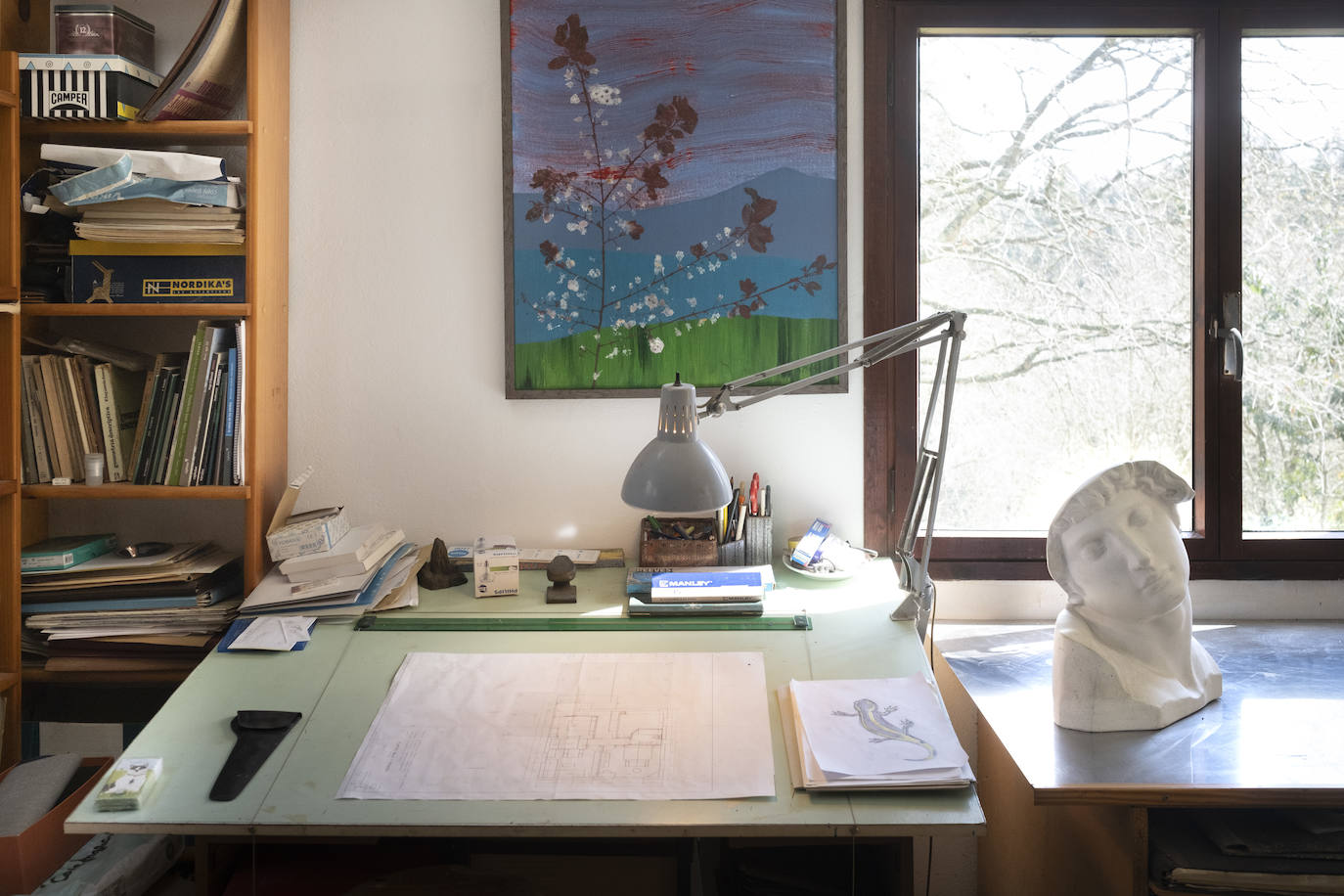 En un bosque. La vivienda de este artista visual y profesor de dibujo se integra en una carbayera de la que se disfruta a través de ventanales, porches abiertos y galerías