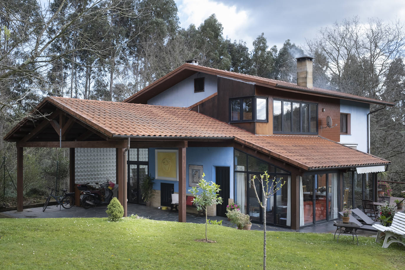 En un bosque. La vivienda de este artista visual y profesor de dibujo se integra en una carbayera de la que se disfruta a través de ventanales, porches abiertos y galerías