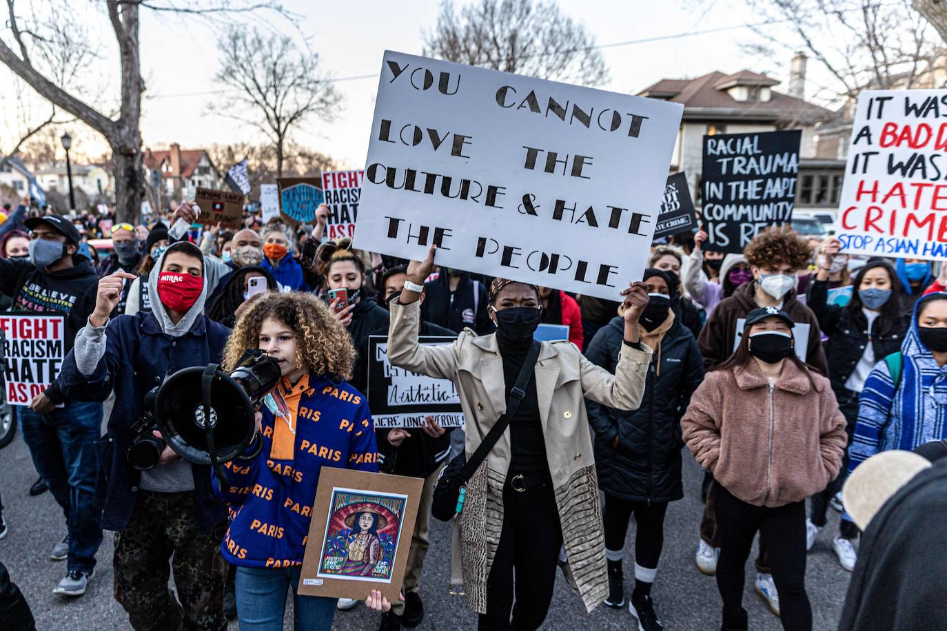 La muerte de ocho personas en el tiroteo contra tres salones de masajes asiáticos de Atlanta y Acworth ha despertado los temores de la comunidad asática, que denuncia el racismo oriental. El presidente de EE UU, Jon Biden, se reunirá hoy con líderes de la comunidad asiático-estadounidense para abordar el asunto.