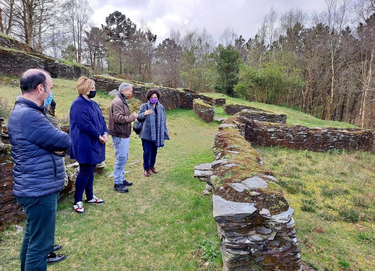 La consejera de Cultura, Berta Piñán, visitó ayer los castros de Coaña. 