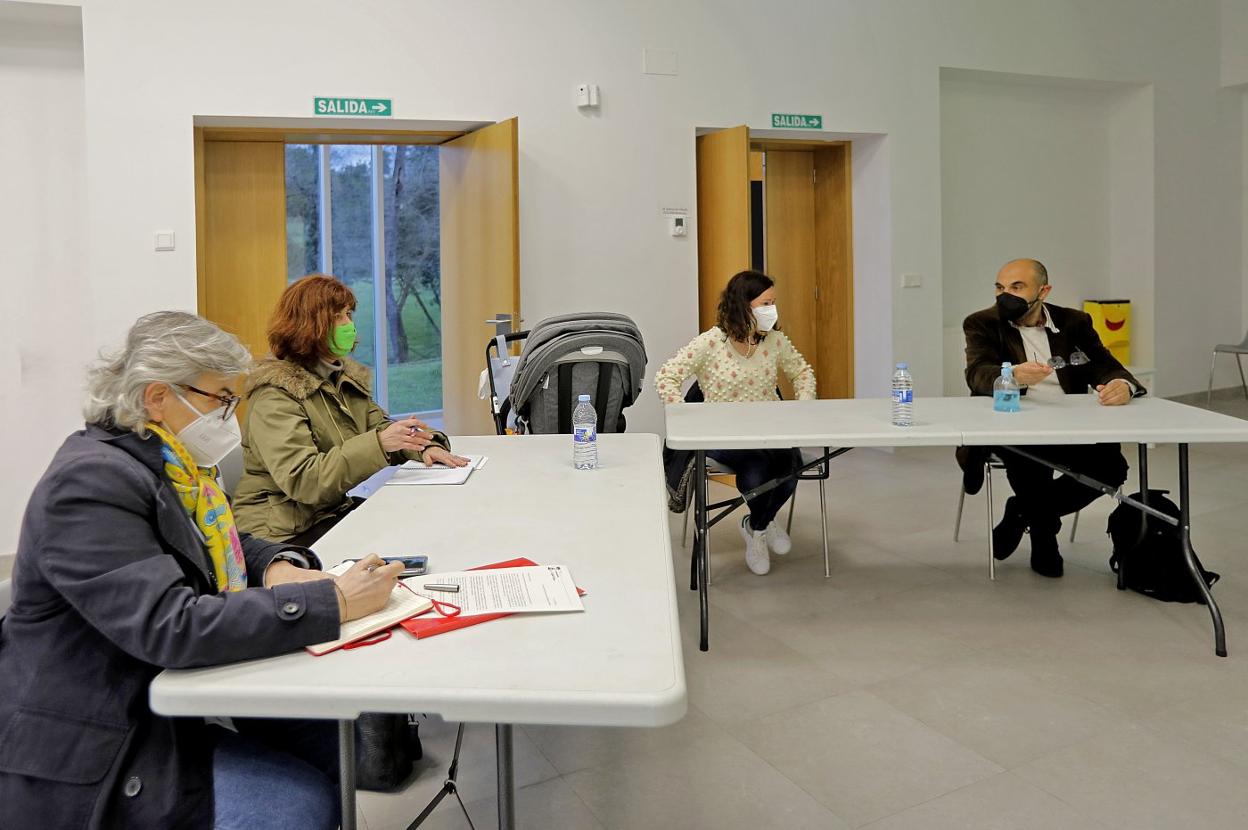 Ana González y la edil Dolores Patón, en la reunion vecinal. 