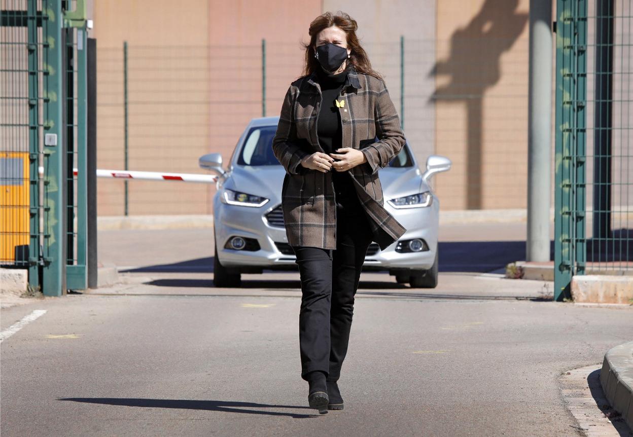 Laura Borràs sale de la cárcel de Lledoners tras visitar ayer a los presos del 'procés'. 