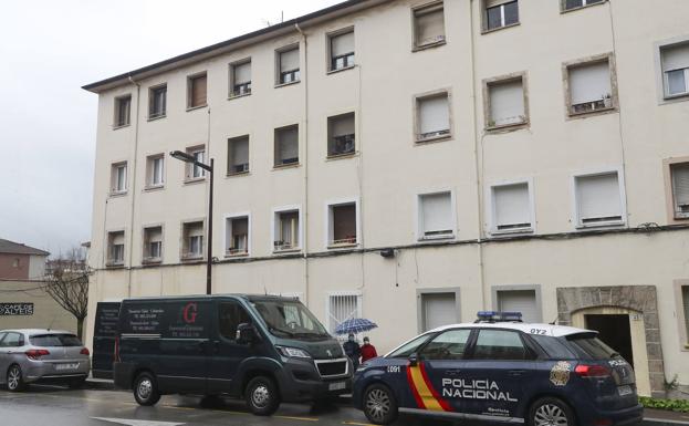 En la imágen, el edificio del barrio de Roces en el que vivía la mujer hallada muerta en su vivienda.