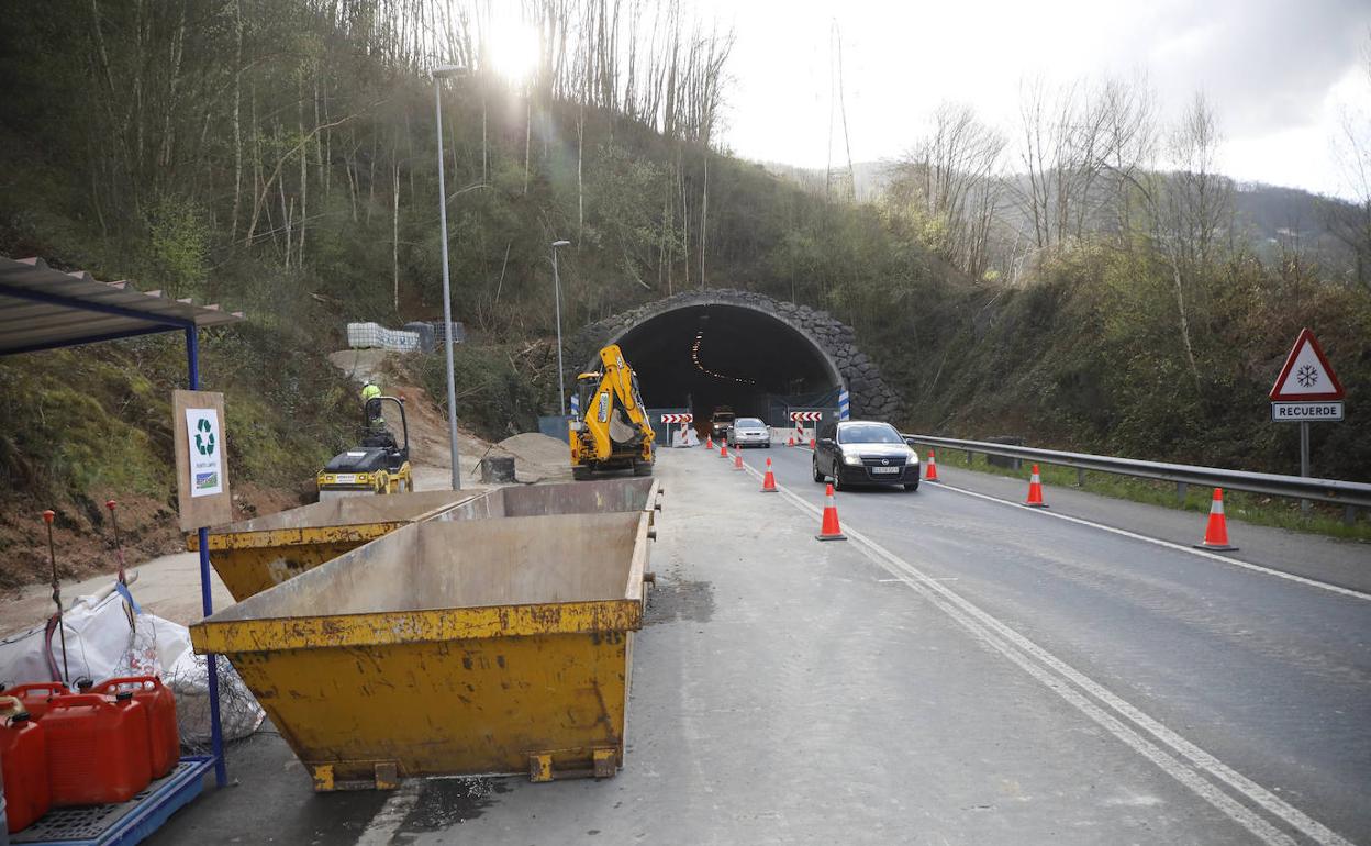 Maquinaria en la zona del corredor del Nalón sobre la que se trabaja, el túnel de Sotrondio. 