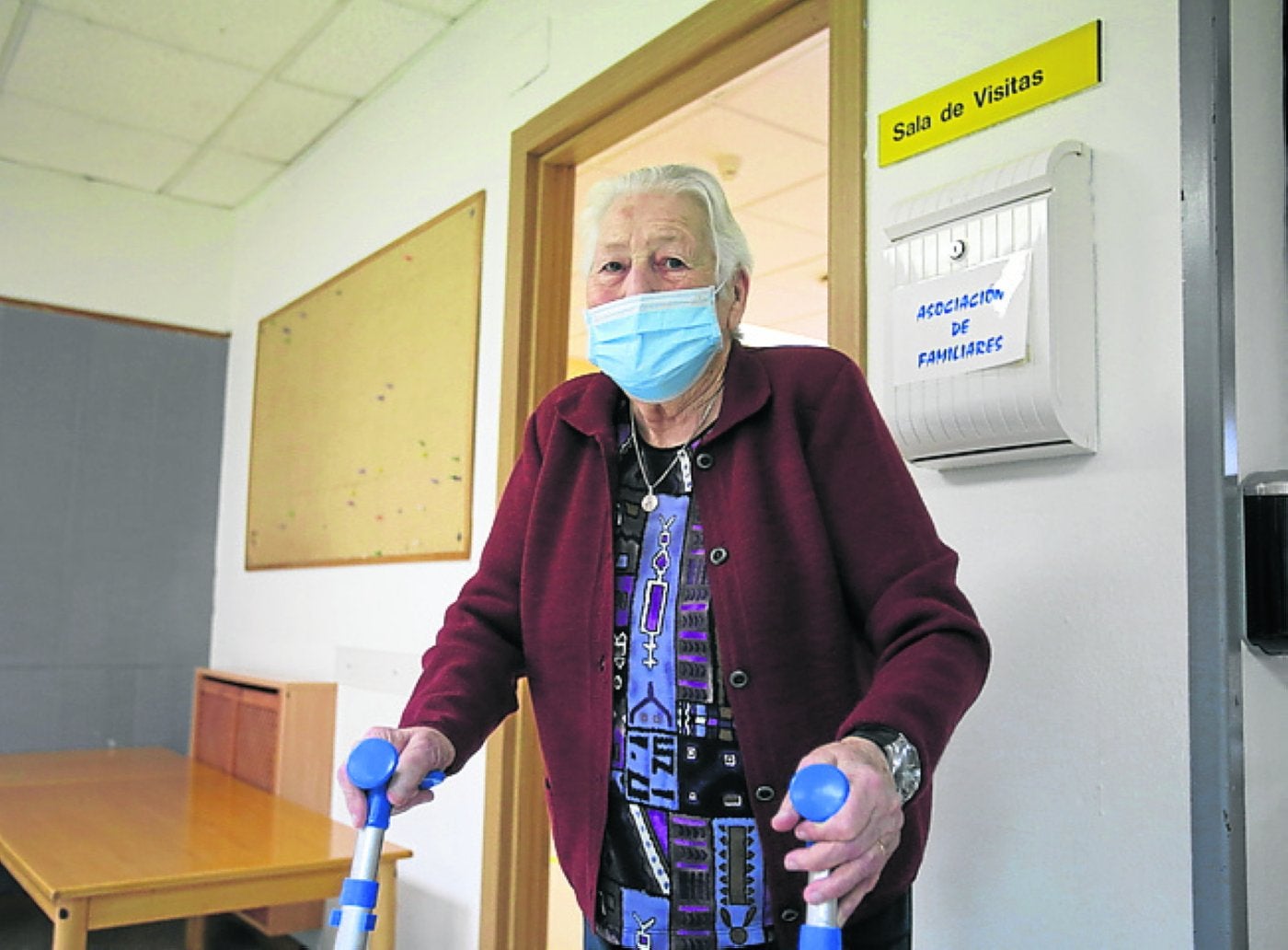 Mari (Asunción) Alonso, de 91 años, salió con sus nietas . 