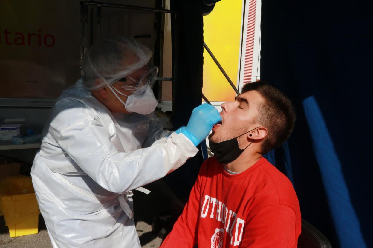 Un joven estudiante se somete a una PCR en un autocovid instalado en Laviana al inicio del curso. 