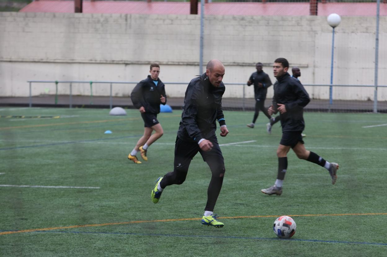 Rafa Silveira, Félix y Chechu en el entrenamiento de ayer en La Toba. 