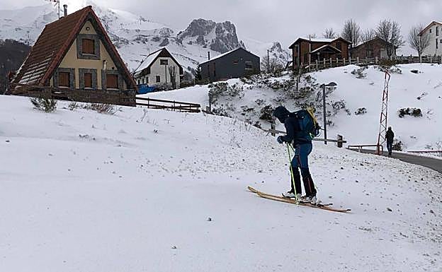 El pueblo de La Raya, este sábado, cubierto de nieve.