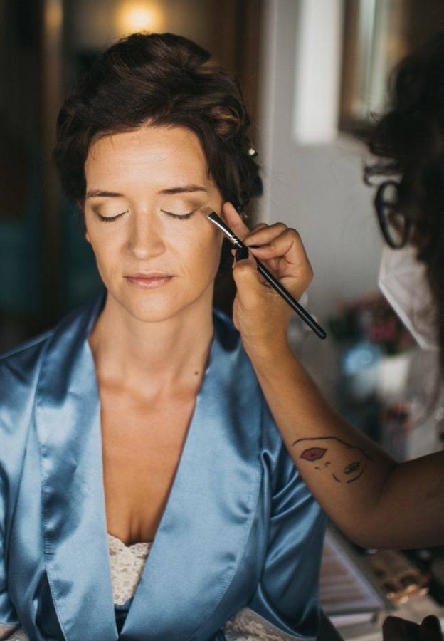 Sara Zalop realizando uno de sus maquillajes de novia. 