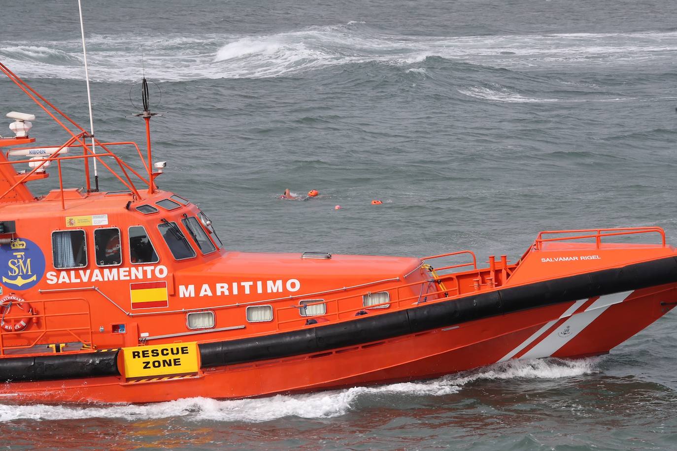 Salvamento Marítimo y Bomberos de Gijón se han movilizado para auxiliar a dos nadadores que se encontraban en la zona del muelle y parecían estar en apuros. Sin embargo, al llegar a ellos, los bañistas rechazaron la ayuda.