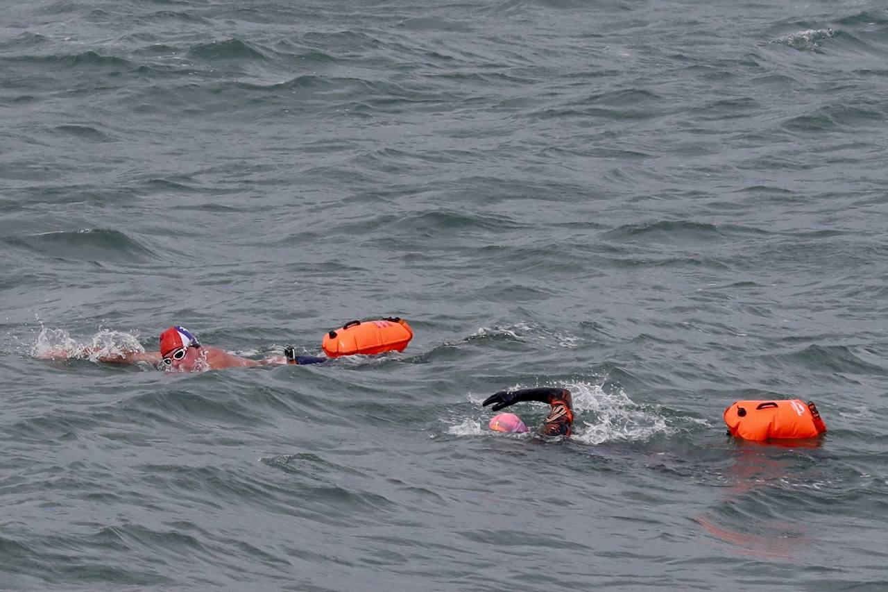 Salvamento Marítimo y Bomberos de Gijón se han movilizado para auxiliar a dos nadadores que se encontraban en la zona del muelle y parecían estar en apuros. Sin embargo, al llegar a ellos, los bañistas rechazaron la ayuda.