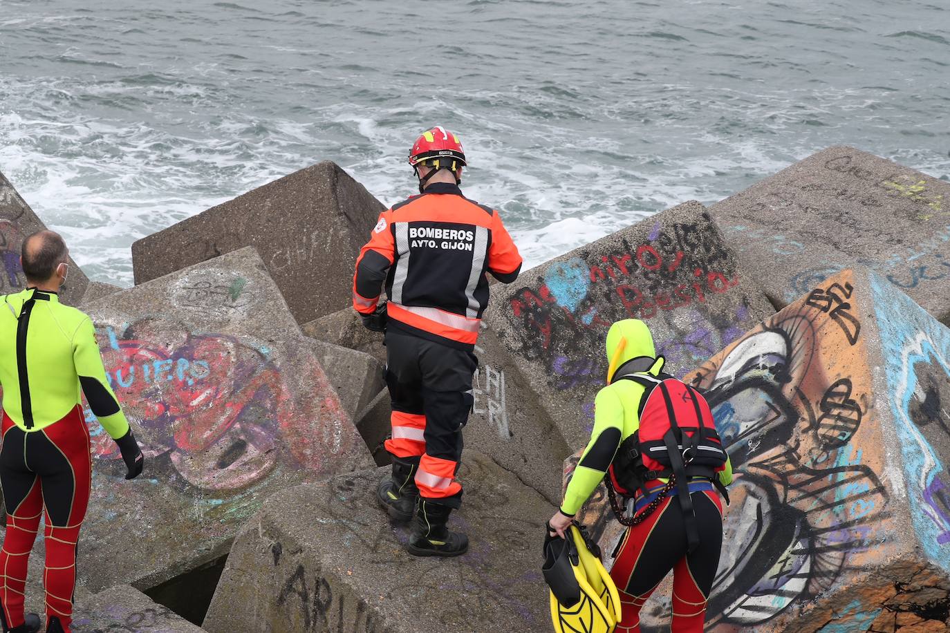 Salvamento Marítimo y Bomberos de Gijón se han movilizado para auxiliar a dos nadadores que se encontraban en la zona del muelle y parecían estar en apuros. Sin embargo, al llegar a ellos, los bañistas rechazaron la ayuda.