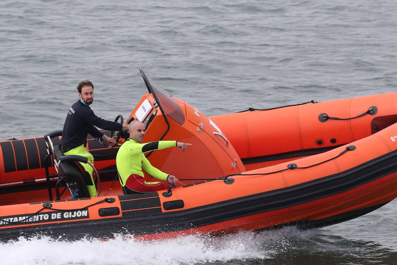 Salvamento Marítimo y Bomberos de Gijón se han movilizado para auxiliar a dos nadadores que se encontraban en la zona del muelle y parecían estar en apuros. Sin embargo, al llegar a ellos, los bañistas rechazaron la ayuda.