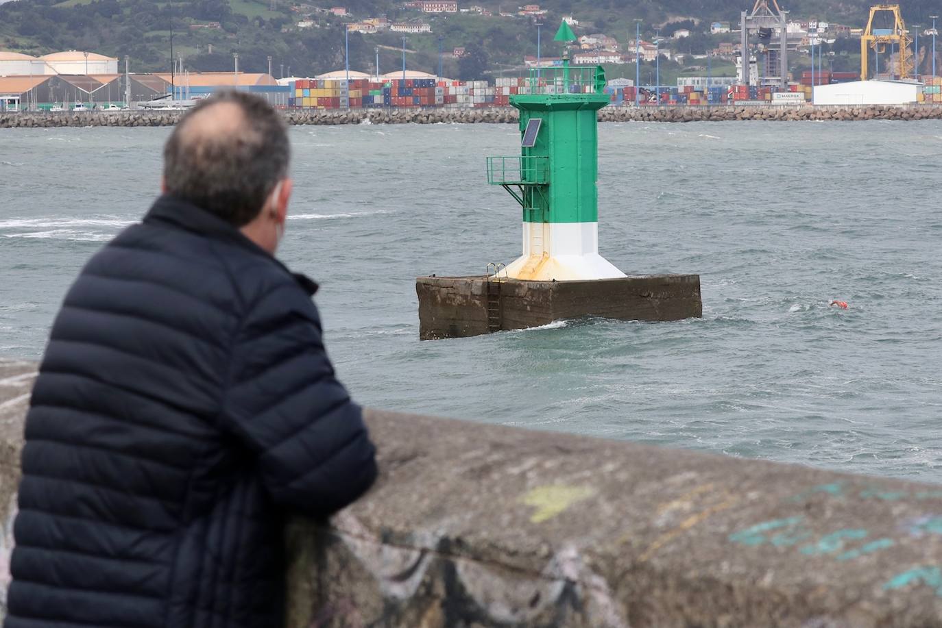 Salvamento Marítimo y Bomberos de Gijón se han movilizado para auxiliar a dos nadadores que se encontraban en la zona del muelle y parecían estar en apuros. Sin embargo, al llegar a ellos, los bañistas rechazaron la ayuda.