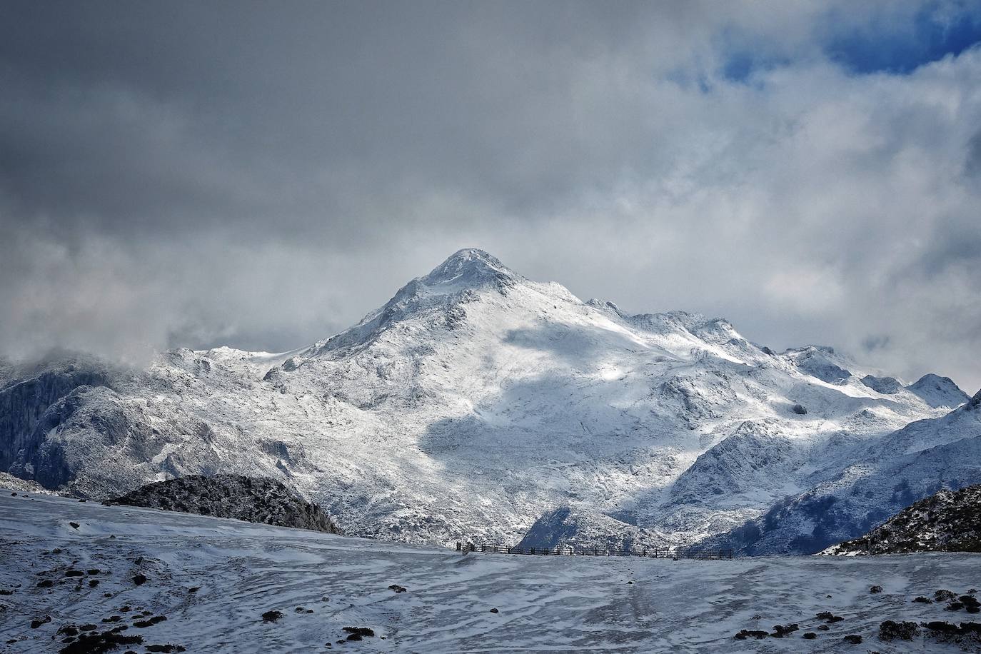 El emblemático enclave de los Picos de Europa ha amanecido cubierto de un manto blanco en sus cotas más altas y tanto en los alrededores del Enol como del Ercina se acumula una capa de nieve.