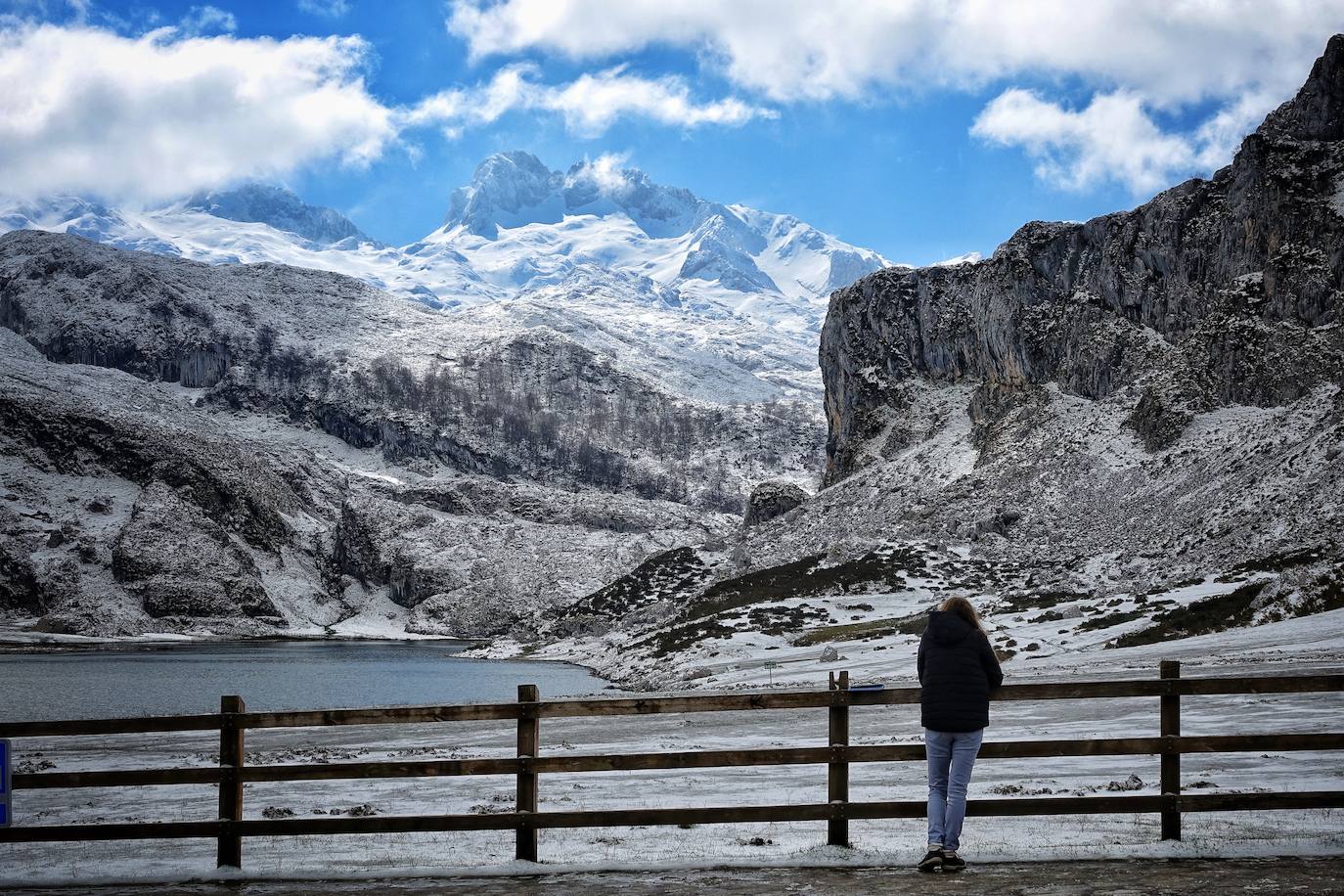 El emblemático enclave de los Picos de Europa ha amanecido cubierto de un manto blanco en sus cotas más altas y tanto en los alrededores del Enol como del Ercina se acumula una capa de nieve.