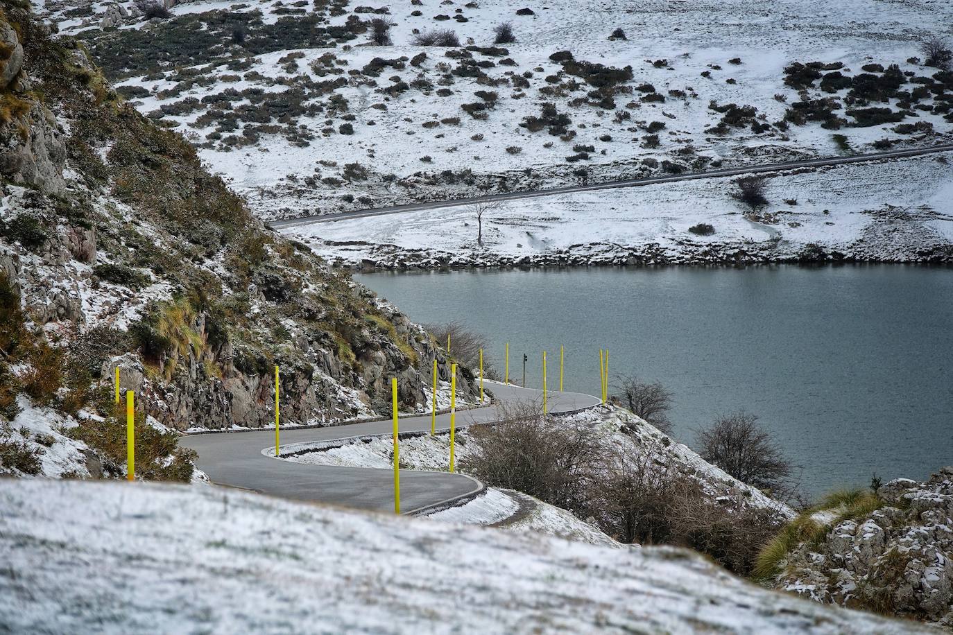 El emblemático enclave de los Picos de Europa ha amanecido cubierto de un manto blanco en sus cotas más altas y tanto en los alrededores del Enol como del Ercina se acumula una capa de nieve.