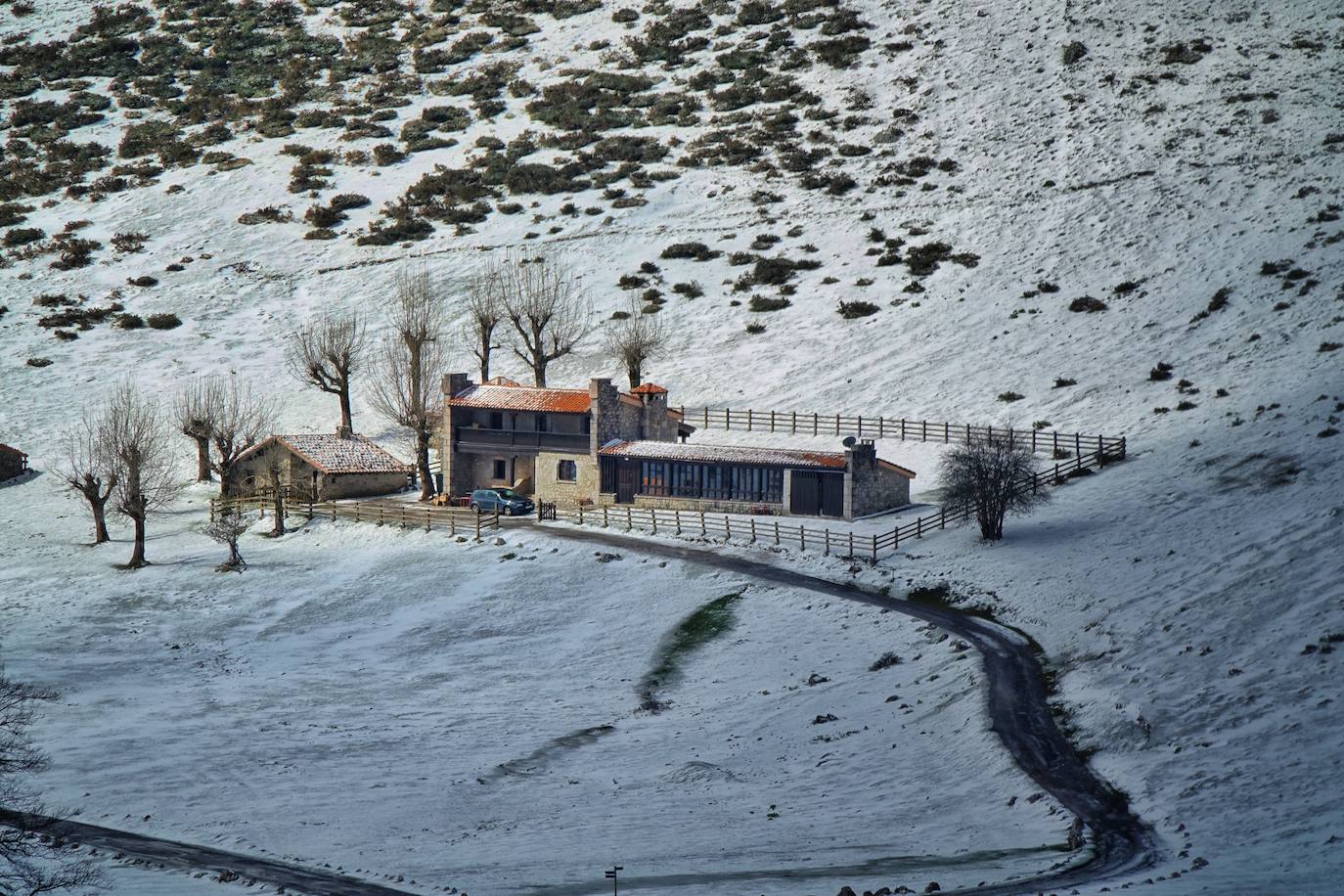 El emblemático enclave de los Picos de Europa ha amanecido cubierto de un manto blanco en sus cotas más altas y tanto en los alrededores del Enol como del Ercina se acumula una capa de nieve.