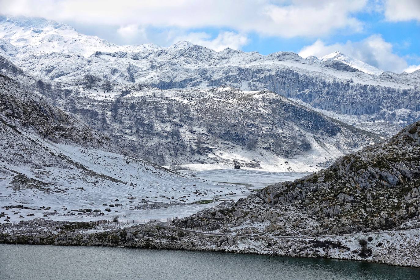 El emblemático enclave de los Picos de Europa ha amanecido cubierto de un manto blanco en sus cotas más altas y tanto en los alrededores del Enol como del Ercina se acumula una capa de nieve.