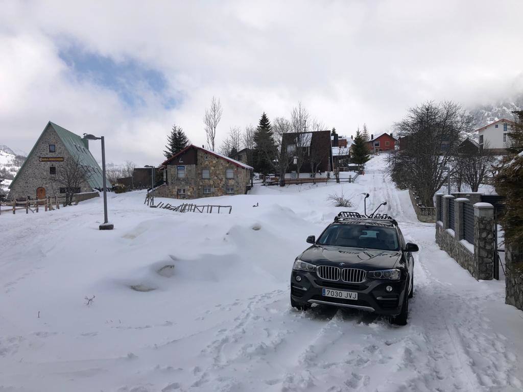 Con nieve y temperaturas bajo cero. Así ha llegado la primavera a Asturias, que vuelve a disfrutar de paisajes invernales como los del pueblo de La Raya, en Aller.