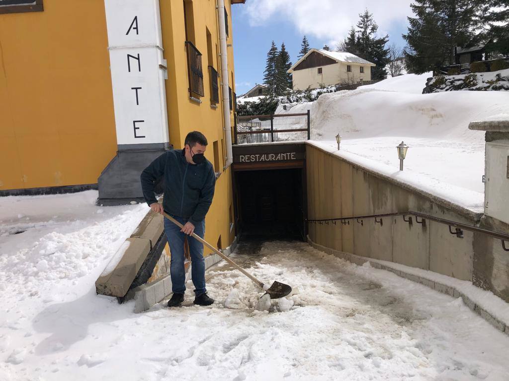 Con nieve y temperaturas bajo cero. Así ha llegado la primavera a Asturias, que vuelve a disfrutar de paisajes invernales como los del pueblo de La Raya, en Aller.