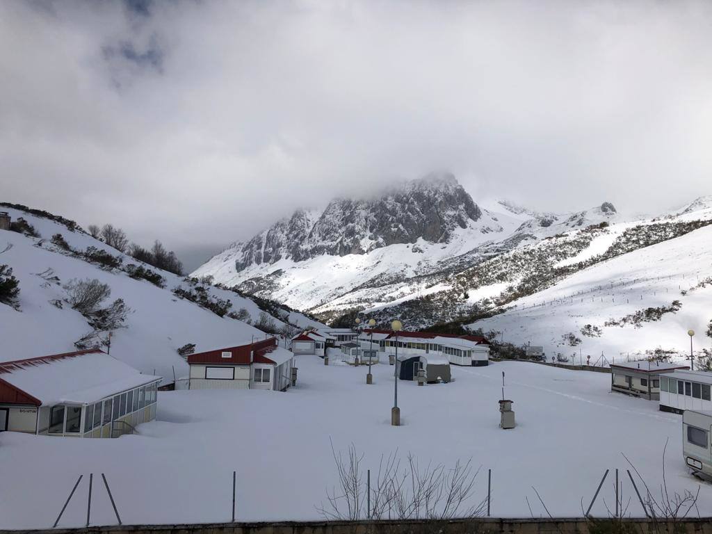 Con nieve y temperaturas bajo cero. Así ha llegado la primavera a Asturias, que vuelve a disfrutar de paisajes invernales como los del pueblo de La Raya, en Aller.