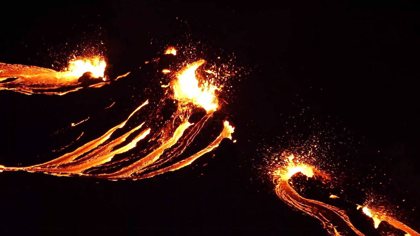 El volcán Fagradalsfjall, a unos 40 km de la capital de Islandia, Reikiavik, ha entrado en erupción, provocando un río de lava e iluminando el cielo con una nube roja. El aeropuerto internacional islandés de Keflavik y el pequeño puerto pesquero de Grindavik se hallan a poca distancia, pero la zona está deshabitada y no se prevé que la erupción suponga un peligro. La zona ha permanecido inactiva cerca de 900 años.