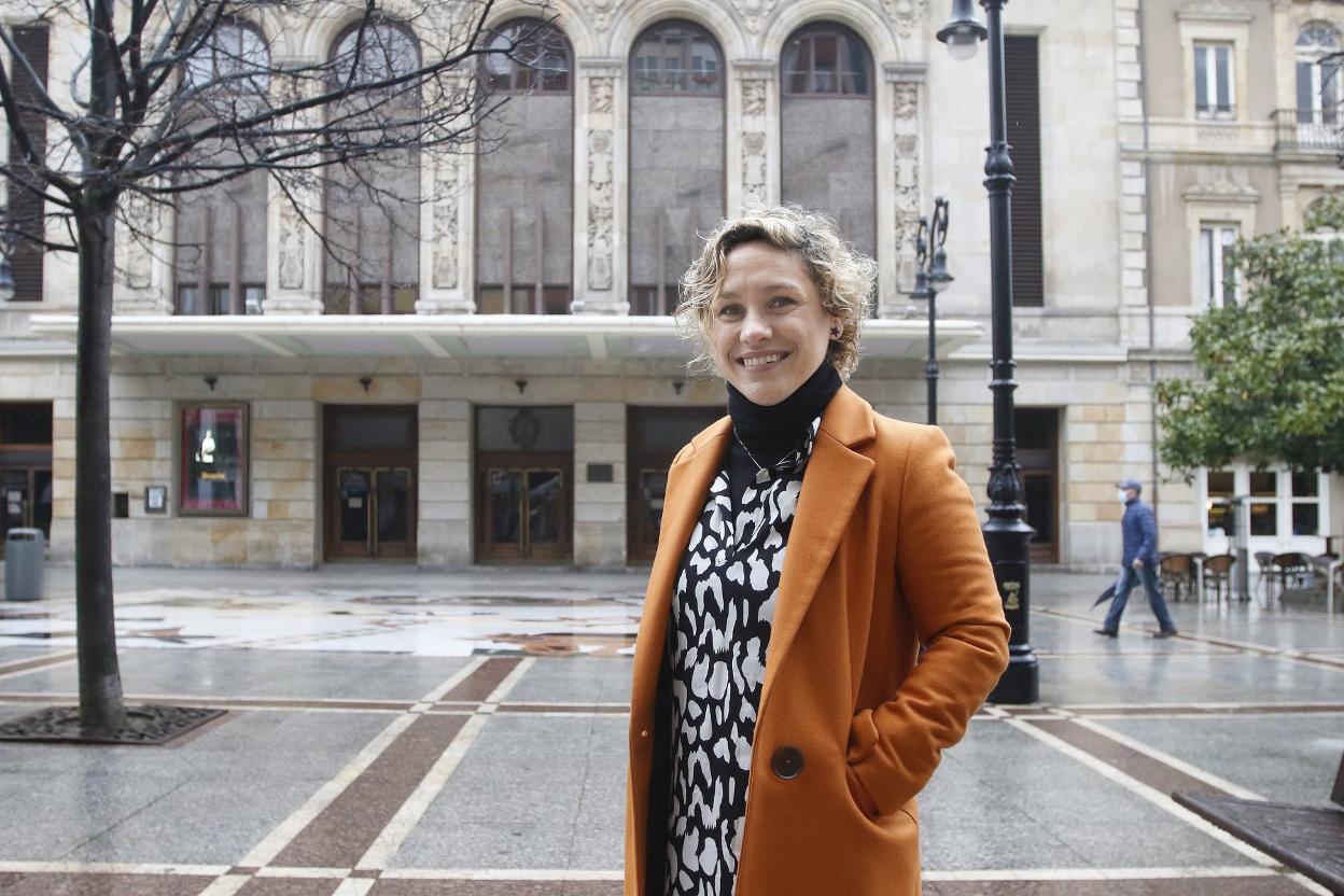 Beatriz Díaz, ante el Teatro Jovellanos, donde actúa dos veces esta semana. 