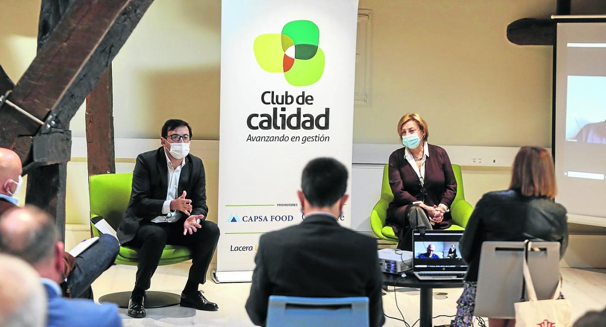 Jesús Daniel Salas y Mariví Monteserín, en la presentación del proyecto 'Avilés 5 S' en el Espacio Maqua. 