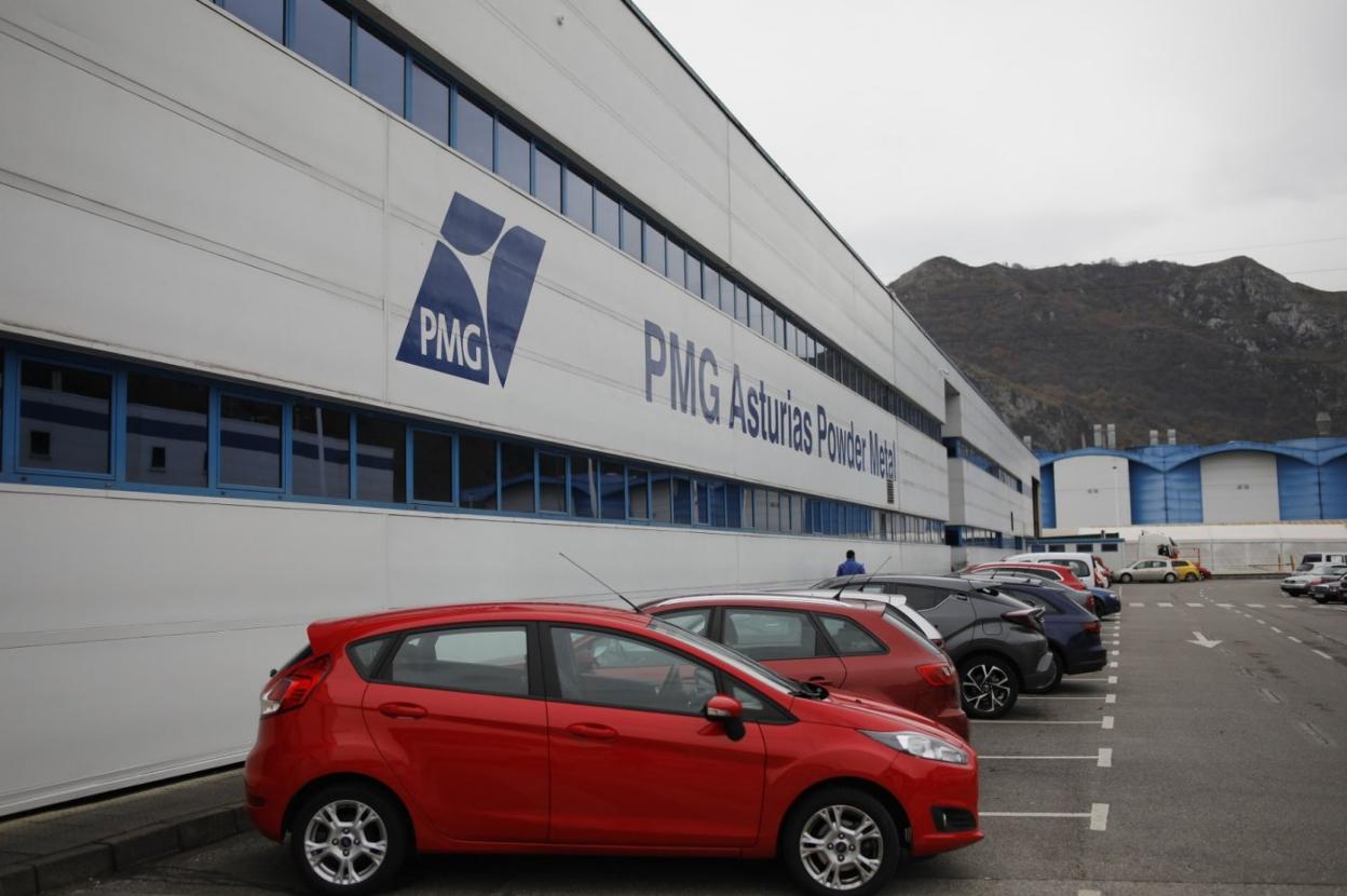 Fachada de la planta de Mieres de PMG, un referente mundial en componentes para el automóvil. 