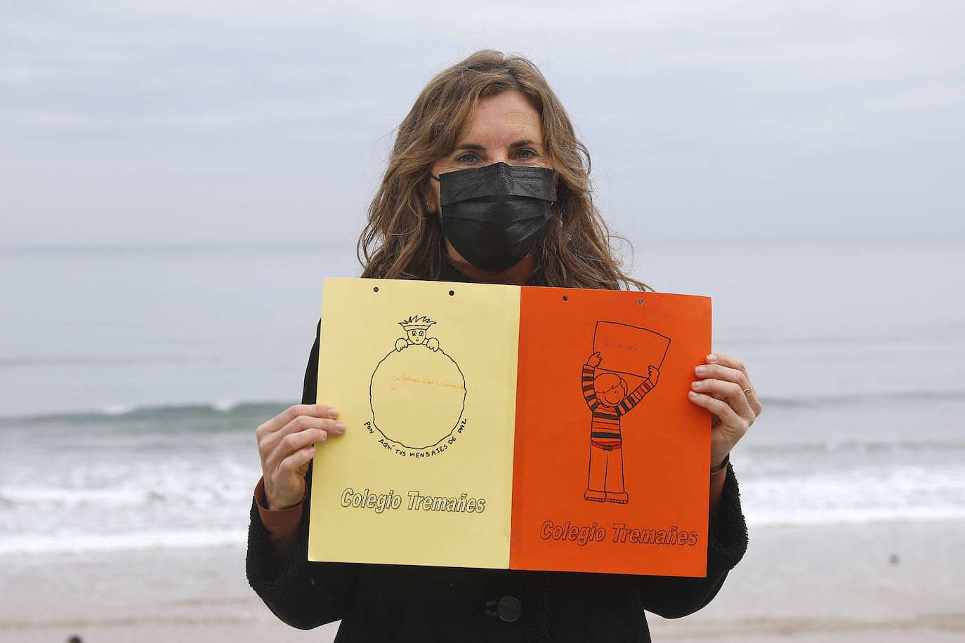 Una cadena humana desde la Escalerona a la plaza Mayor, mostró su rechazo a la discriminación racial el Dí Internacional para que esta sea eliminada.