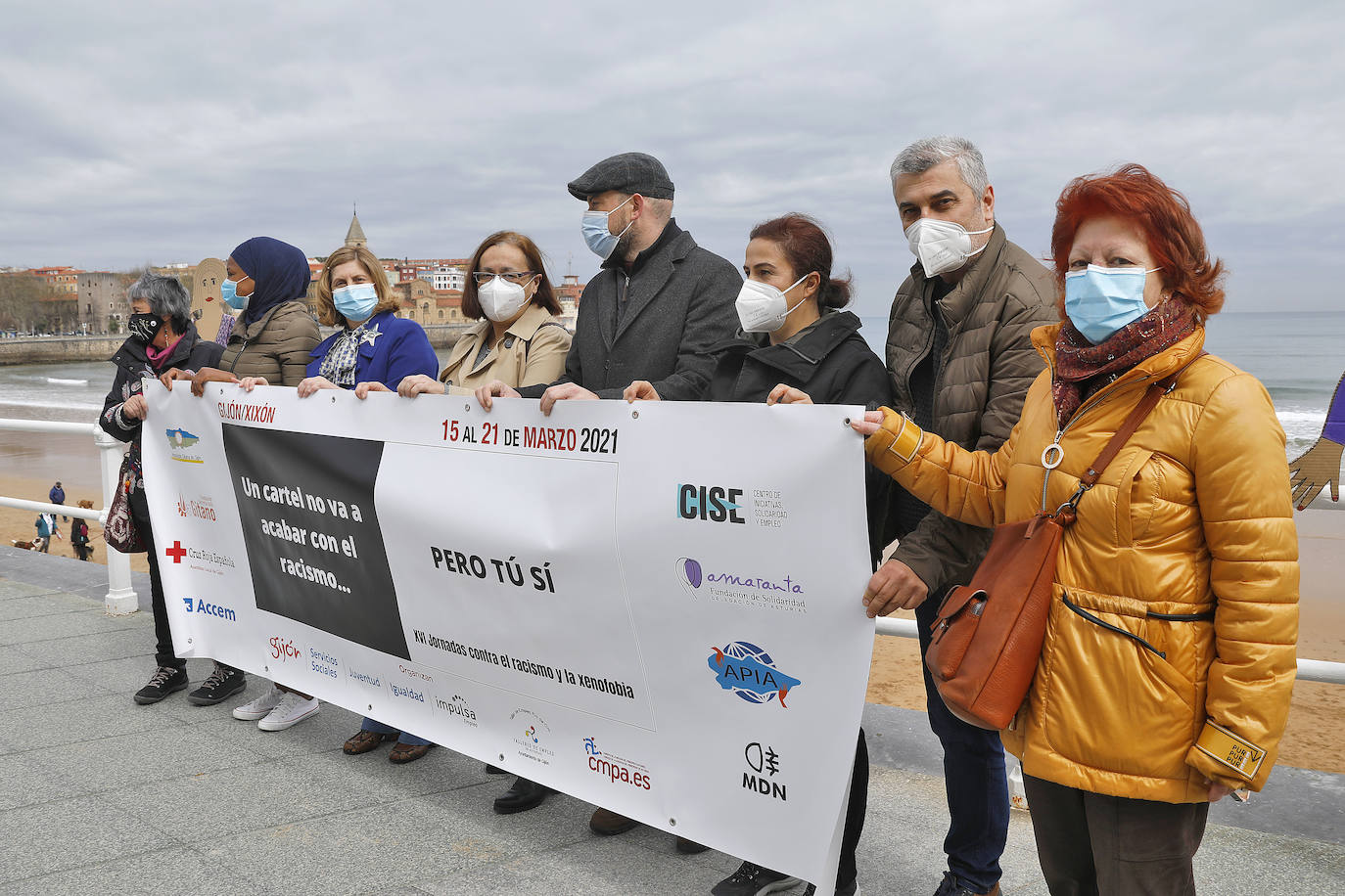 Una cadena humana desde la Escalerona a la plaza Mayor, mostró su rechazo a la discriminación racial el Dí Internacional para que esta sea eliminada.